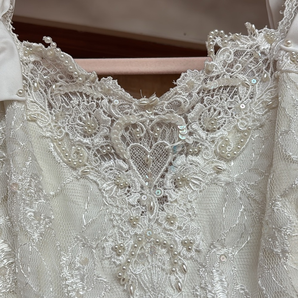 Vintage 80’s Wedding Dress lace and heart bow accents - Picture 4 of 16